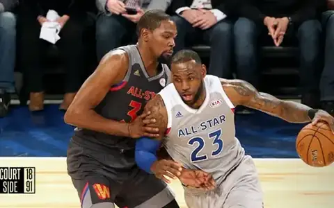 Basketball match moment 1