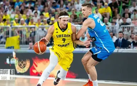 Basketball match moment 2