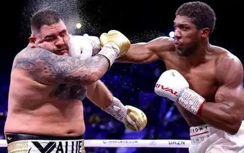 Boxing match moment 3